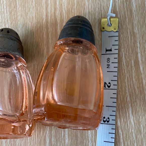Antique Pink Depression Glass Salt & Pepper Shaker - Picture 12 of 15